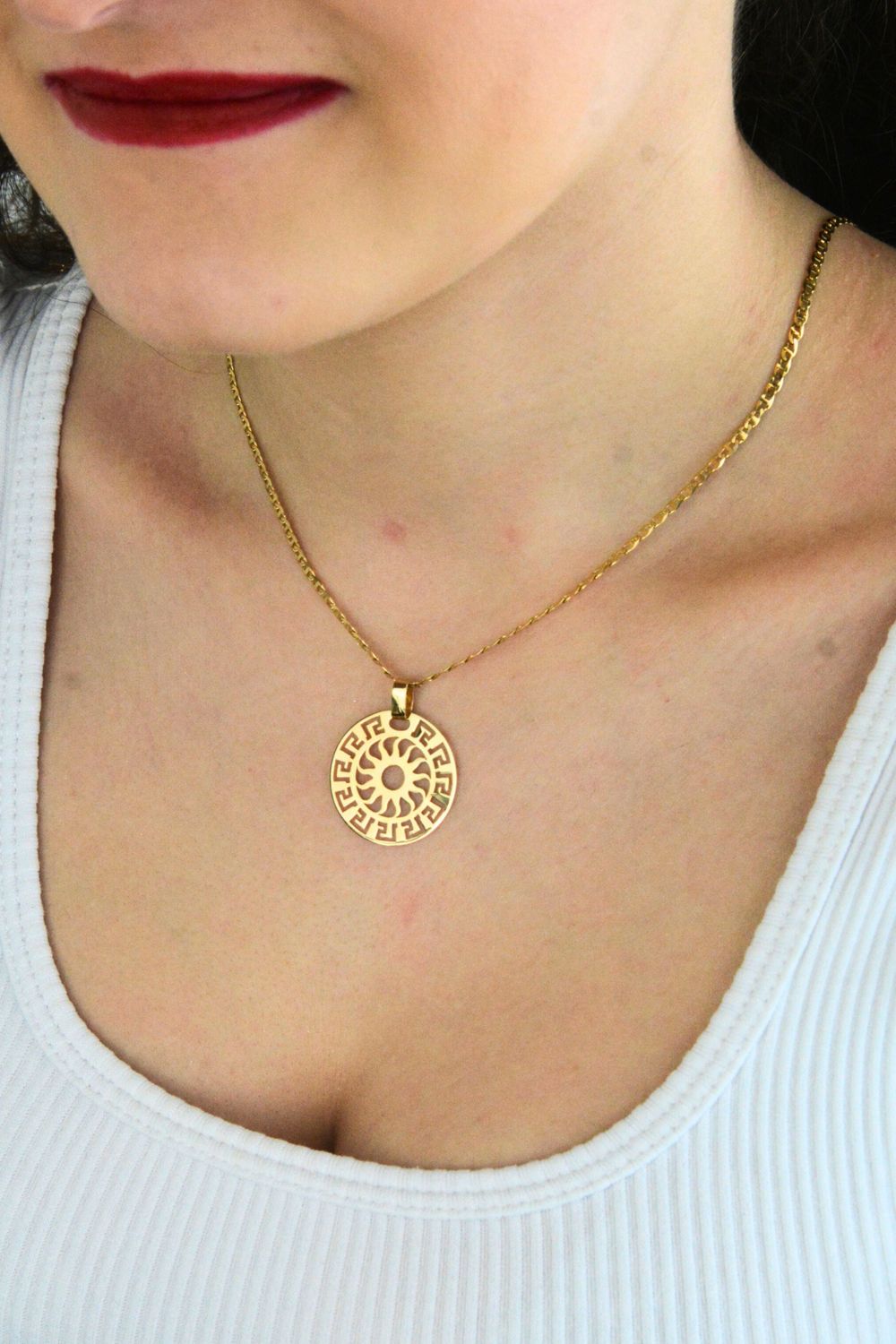 Modna złota zawieszka damska próby 585 z ażurowym greckim wzorem. Okrągły wisiorek bez kamieni, idealny na prezent i do noszenia na łańcuszku.1.jpg